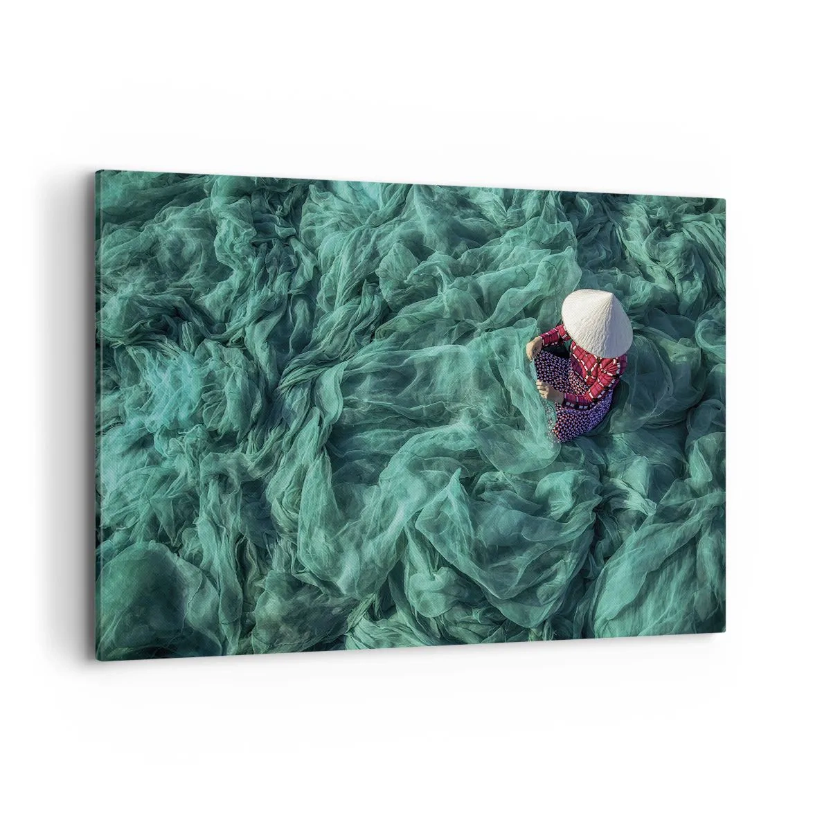 Quadro su tela - Stampe su Tela - Una persona con un cappello tra reti da pesca verdi - 120x80cm - Nel mare di reti - Decorazione murale moderna per soggiorno e camera da letto ARTTOR