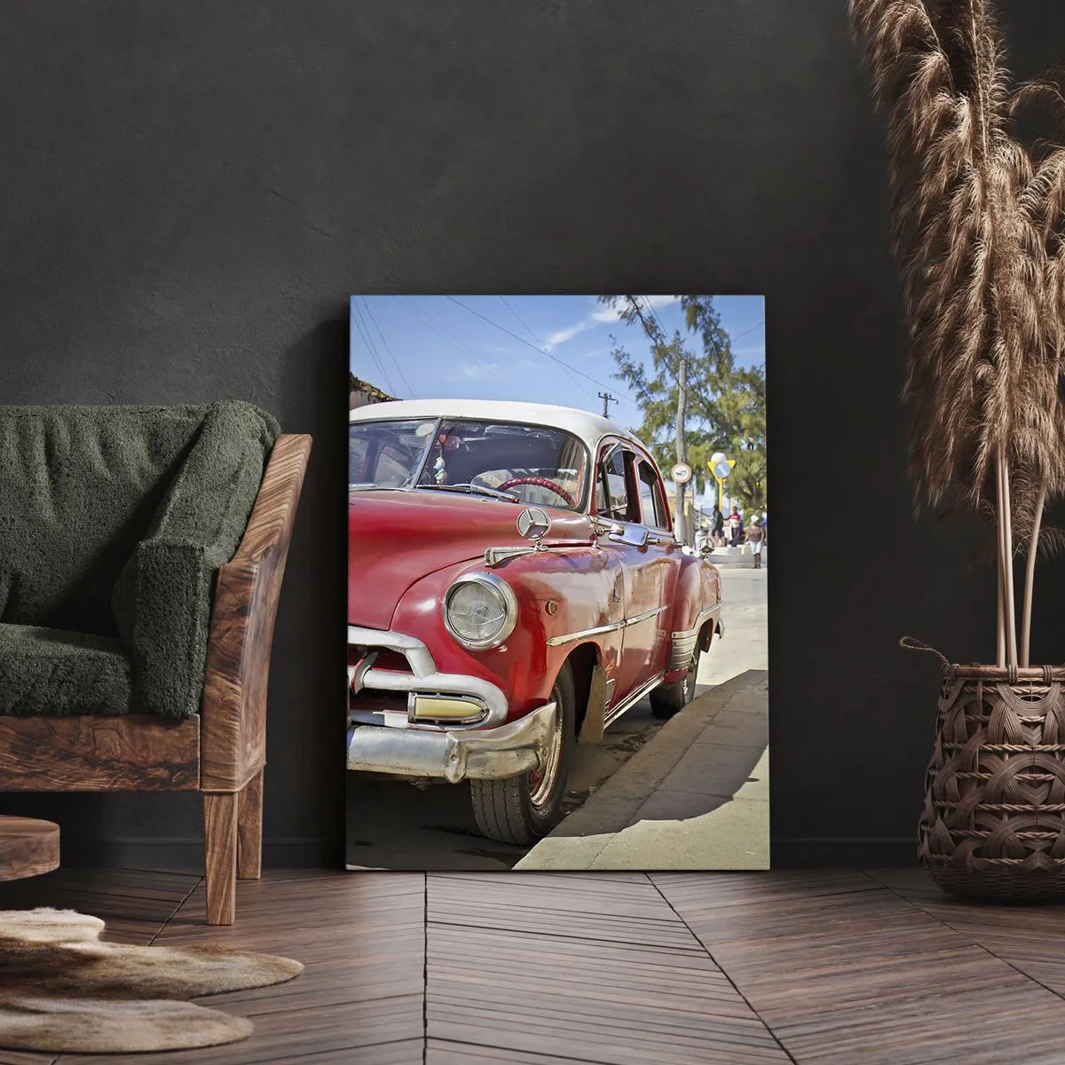 Quadro su tela - Stampe su Tela - Un'auto classica rossa parcheggiata sulla strada in una giornata di sole - 50x70cm - Ancora solamente a Cuba - Decorazione murale moderna per soggiorno e camera da letto ARTTOR