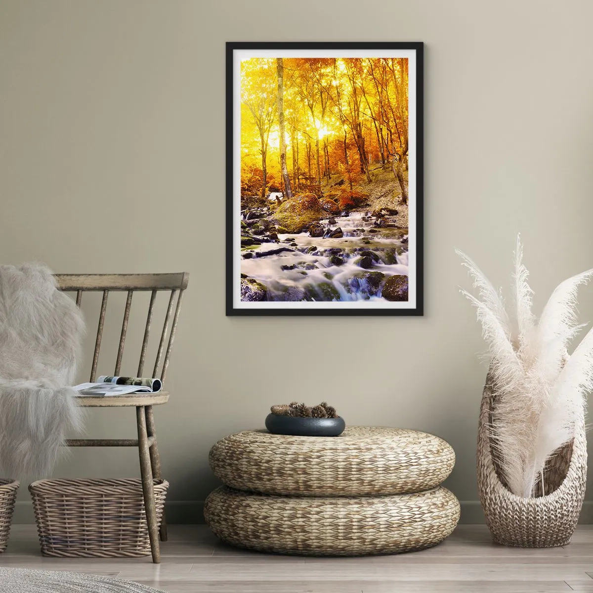 Poster in cornice nera - Foresta autunnale con un ruscello impetuoso alla luce del sole al tramonto - 50x70cm - Pietre incorniciate in oro e platino - Decorazione murale moderna per soggiorno e camera da letto ARTTOR