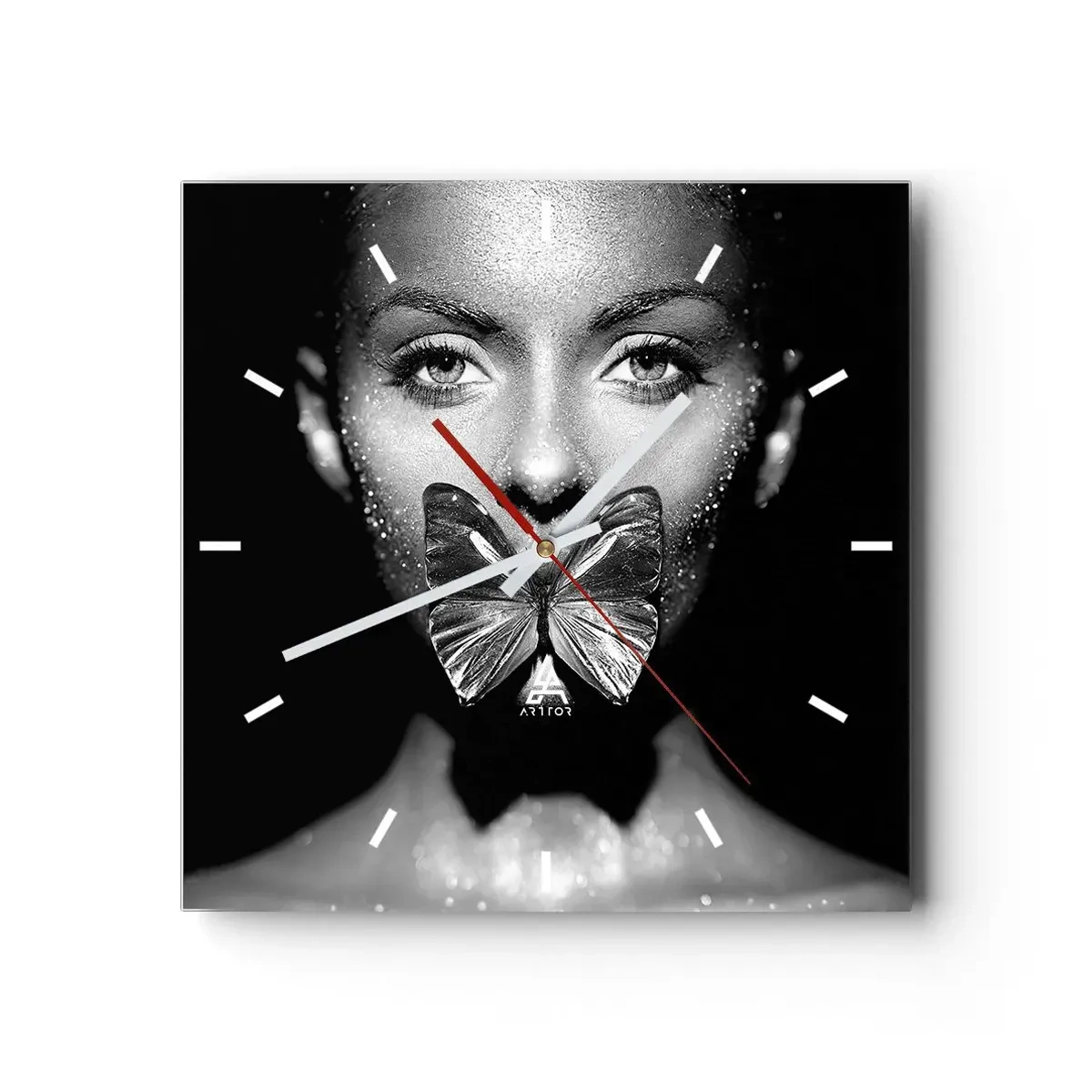 Orologio da parete - Orologio in Vetro - Volto di donna in bianco e nero con una farfalla sulle labbra - 30x30cm - Il bacio delle farfalle - Decorazione murale moderna per soggiorno e camera da letto ARTTOR