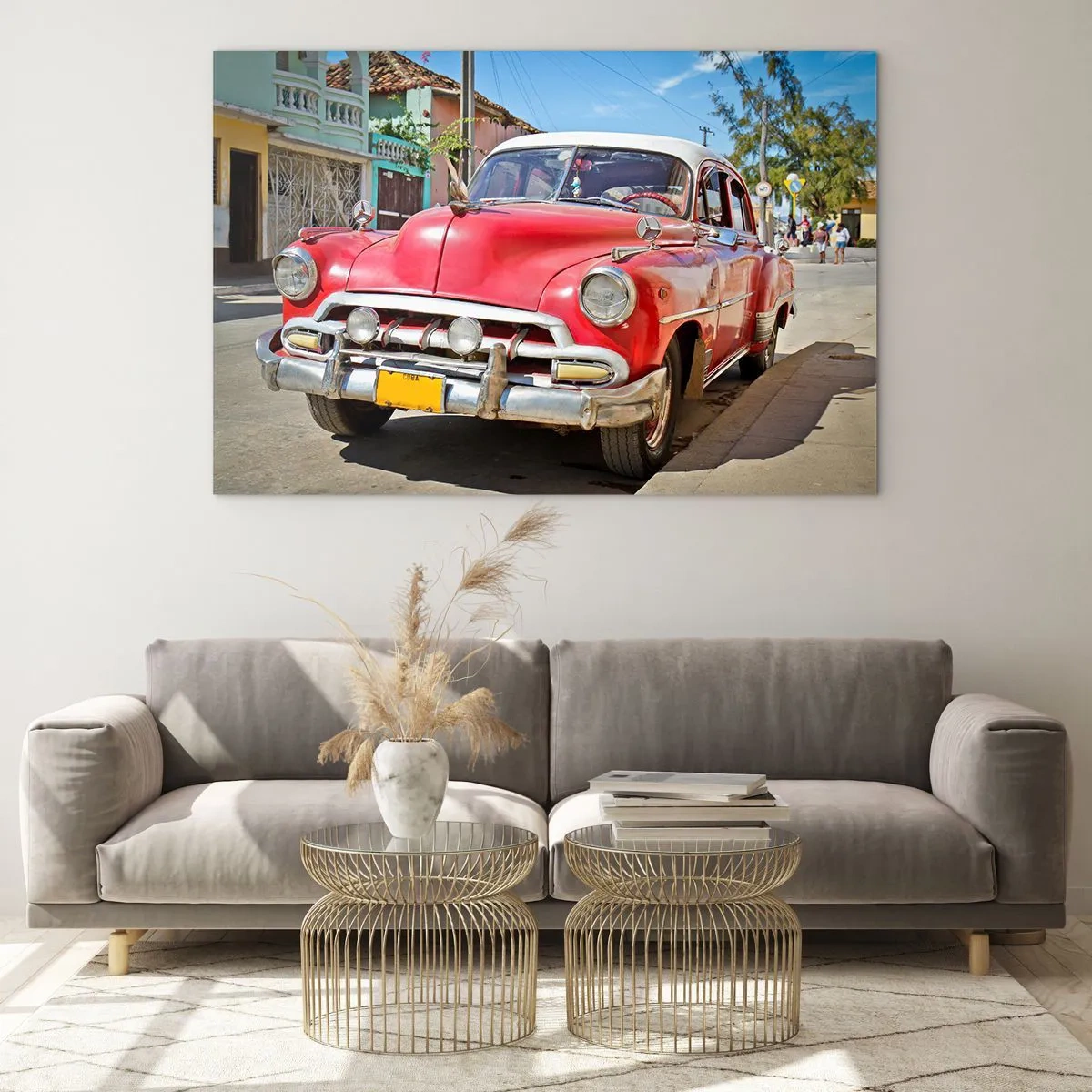 Quadro su vetro - Auto d'epoca rossa su una strada cittadina - 120x80cm - Ancora solamente a Cuba - Decorazione murale moderna per soggiorno e camera da letto ARTTOR