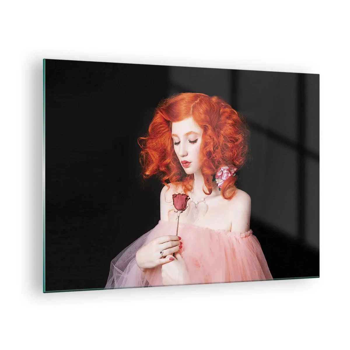 Quadro su vetro - Ritratto di una donna con i capelli rossi e una rosa su uno sfondo scuro - 70x50cm - In stile barocco - Decorazione murale moderna per soggiorno e camera da letto ARTTOR