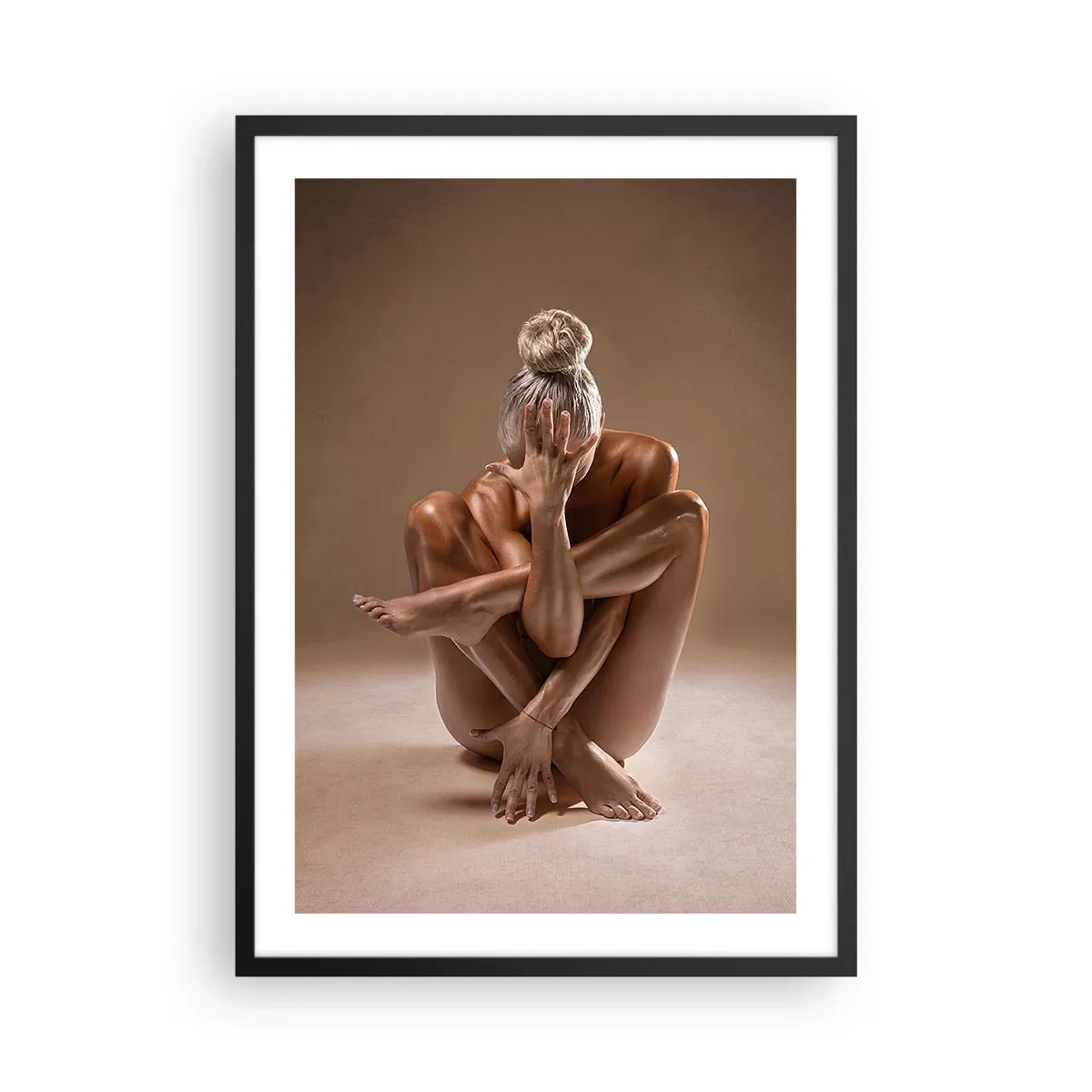 Poster in cornice nera - Ripresa artistica di una donna in posa sensuale su sfondo beige - 50x70cm - Unità di corpo e anima - Decorazione murale moderna per soggiorno e camera da letto ARTTOR
