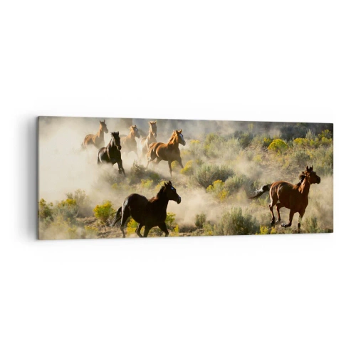 Quadro su tela - Stampe su Tela - Una mandria di cavalli selvaggi che galoppano tra la polvere e la vegetazione - 140x50cm - Rivalità: libertà o forza mascolina? - Decorazione murale moderna per soggiorno e camera da letto ARTTOR