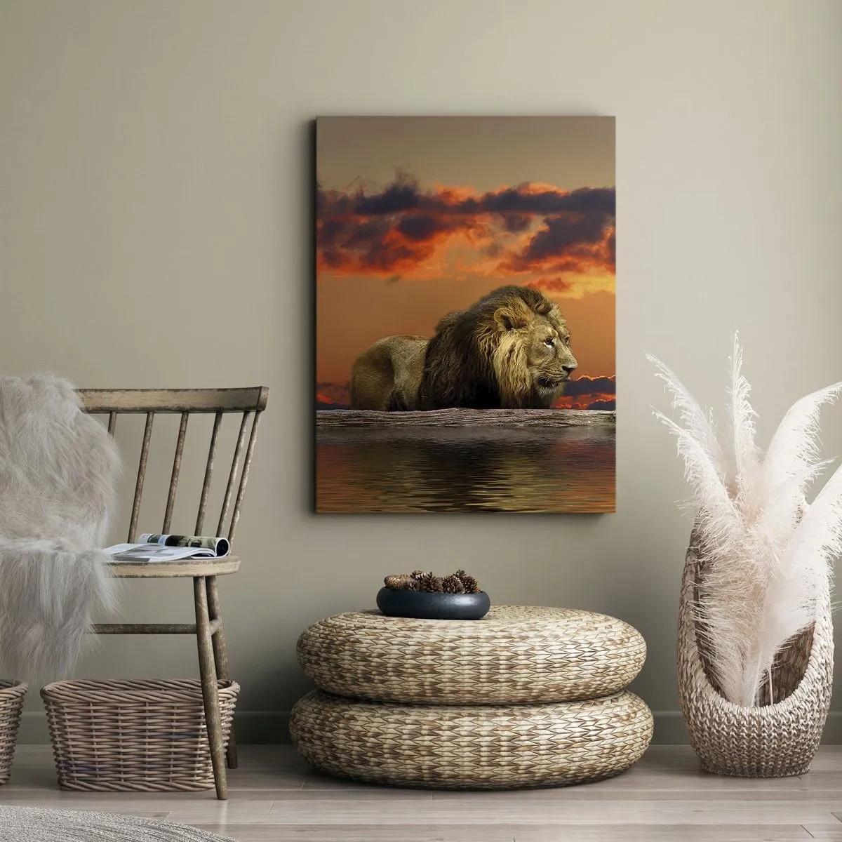Quadro su tela - Stampe su Tela - Un leone riposa in riva all'acqua al tramonto, con un cielo spettacolare. - 50x70cm - Il re della natura - Decorazione murale moderna per soggiorno e camera da letto ARTTOR