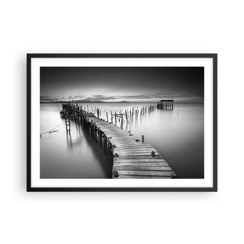 Poster in cornice nera - Un molo di legno su un lago calmo in tonalità di grigio - 70x50cm - La pace della riva dimenticata - Decorazione murale moderna per soggiorno e camera da letto ARTTOR