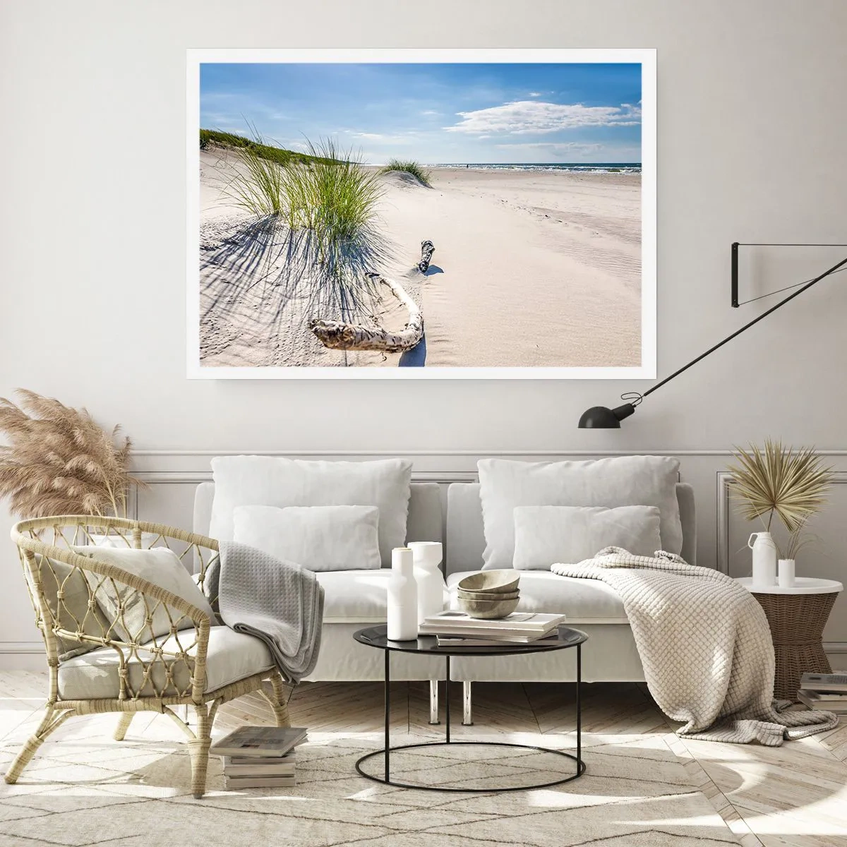 Poster - Una spiaggia baltica con sabbia, erba e un cielo azzurro calmo - 100x70cm - La più bella? Quella del baltico - Decorazione murale moderna per soggiorno e camera da letto ARTTOR
