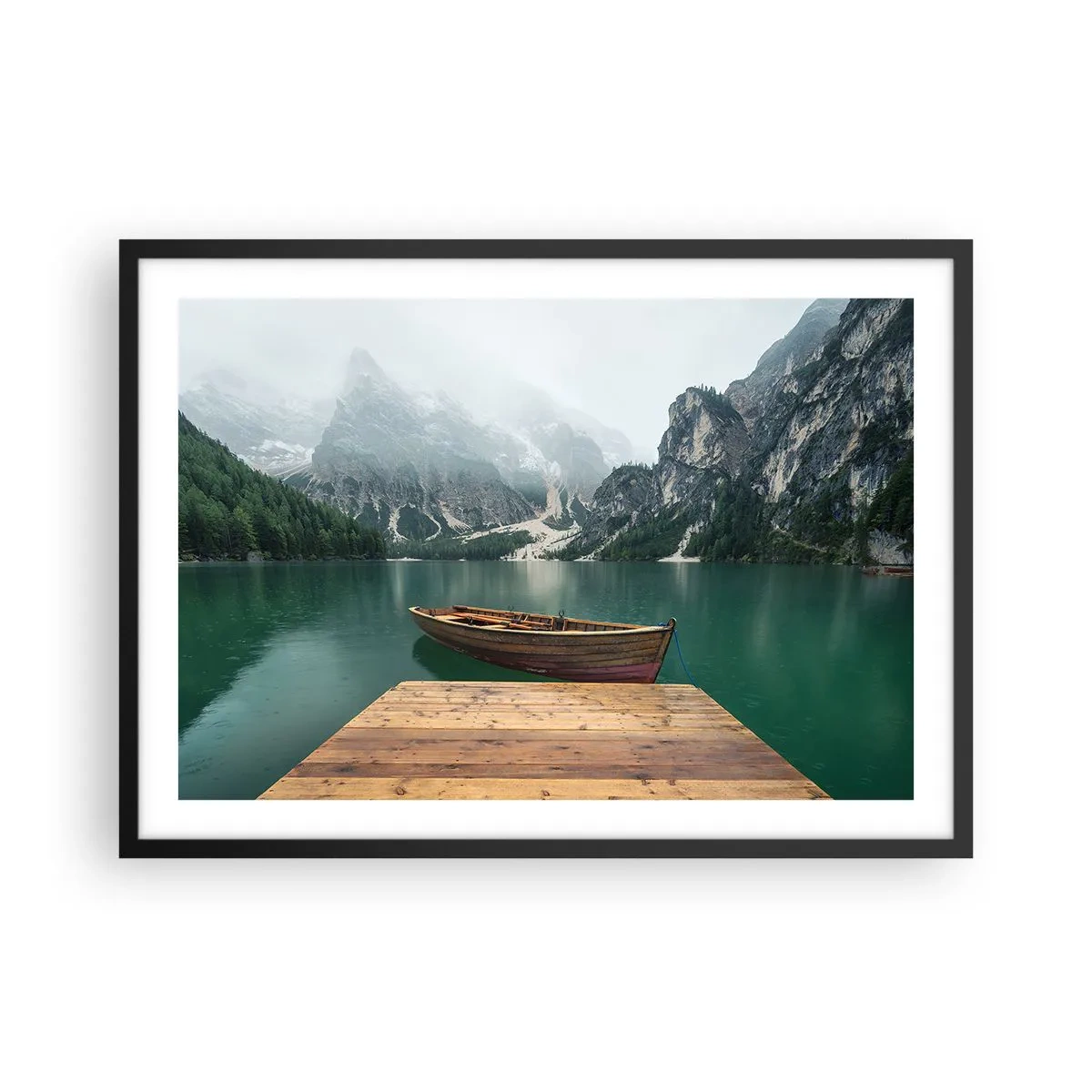 Poster in cornice nera - Una barca di legno su un molo su un lago circondato da montagne - 70x50cm - E attorno le fiere rocce - Decorazione murale moderna per soggiorno e camera da letto ARTTOR
