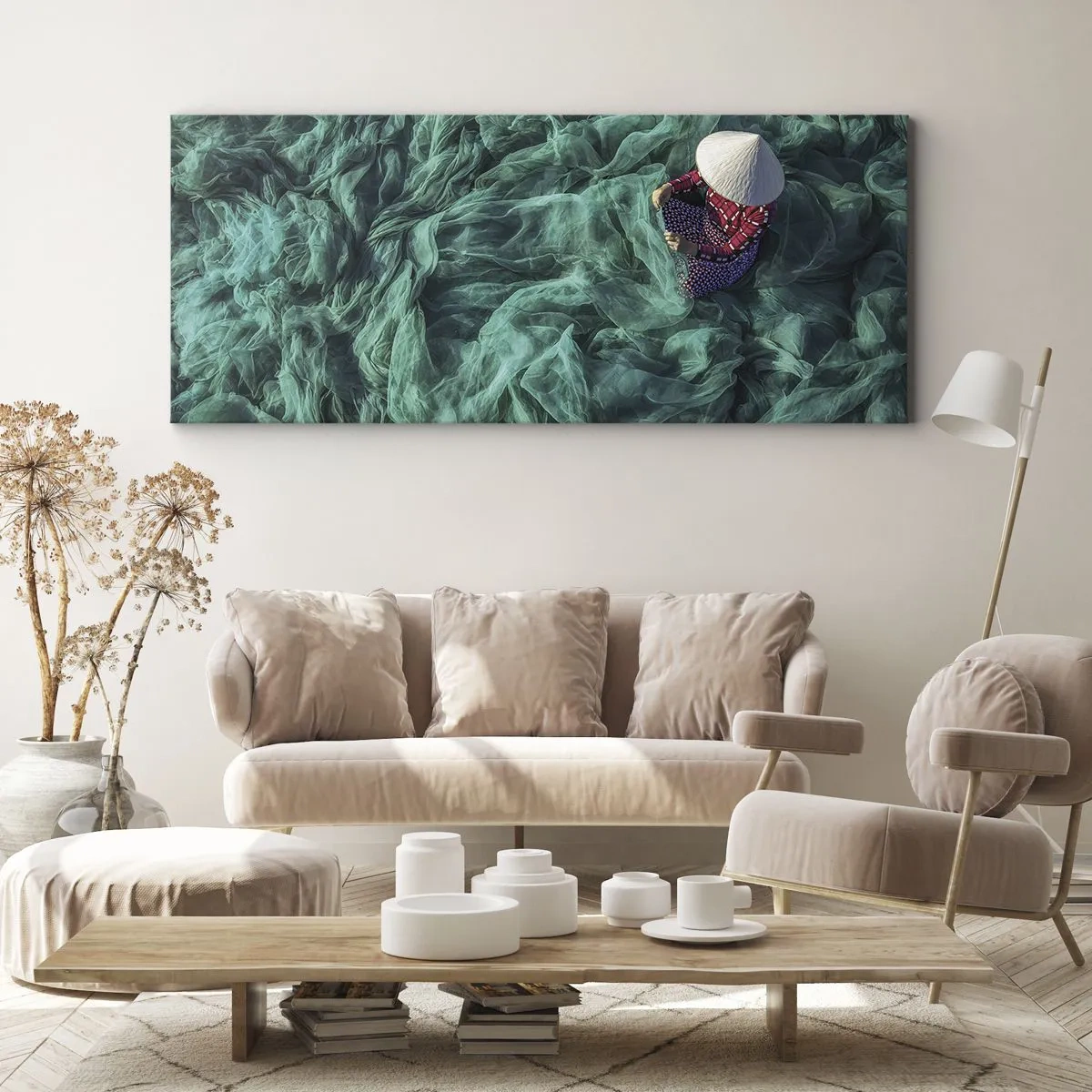 Quadro su tela - Stampe su Tela - Una persona con un cappello tra reti da pesca verdi - 120x50cm - Nel mare di reti - Decorazione murale moderna per soggiorno e camera da letto ARTTOR
