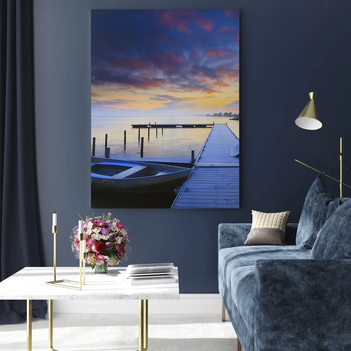 Quadro su vetro - Un molo sul lago all'alba circondato dalla natura pacifica - 50x70cm - Tranquillità violacea e dorata - Decorazione murale moderna per soggiorno e camera da letto ARTTOR