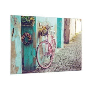 Quadro su vetro - Una bicicletta rosa appoggiata a un muro con fiori in cesti, su uno sfondo pastello. - 100x70cm - Torno subito - Decorazione murale moderna per soggiorno e camera da letto ARTTOR
