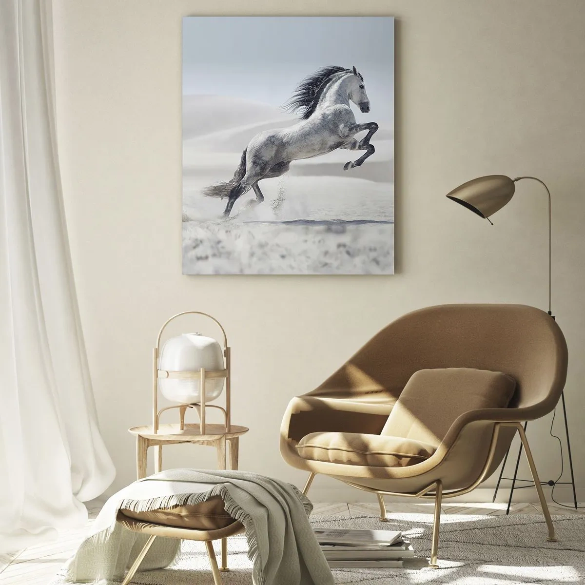 Quadro su vetro - Un cavallo bianco che salta sullo sfondo delle dune del deserto - 50x70cm - Il principe arabo - Decorazione murale moderna per soggiorno e camera da letto ARTTOR
