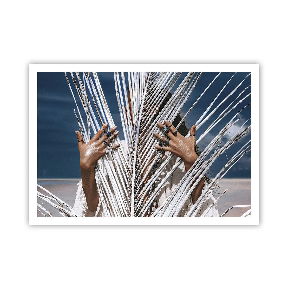 Poster - Una donna nascosta dietro foglie di palma con anelli alle mani. - 100x70cm - La ragazza dello sciamano? - Decorazione murale moderna per soggiorno e camera da letto ARTTOR