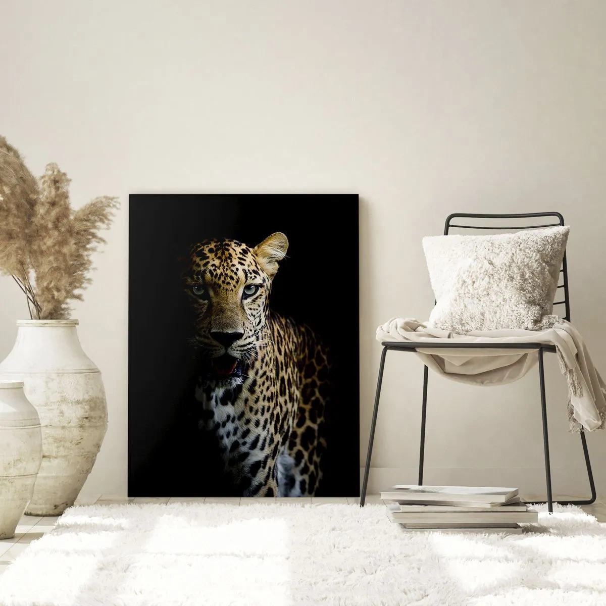 Quadro su vetro - Un leopardo su sfondo scuro con sguardo intenso - 80x120cm - Bellezza tenebrosa - Decorazione murale moderna per soggiorno e camera da letto ARTTOR