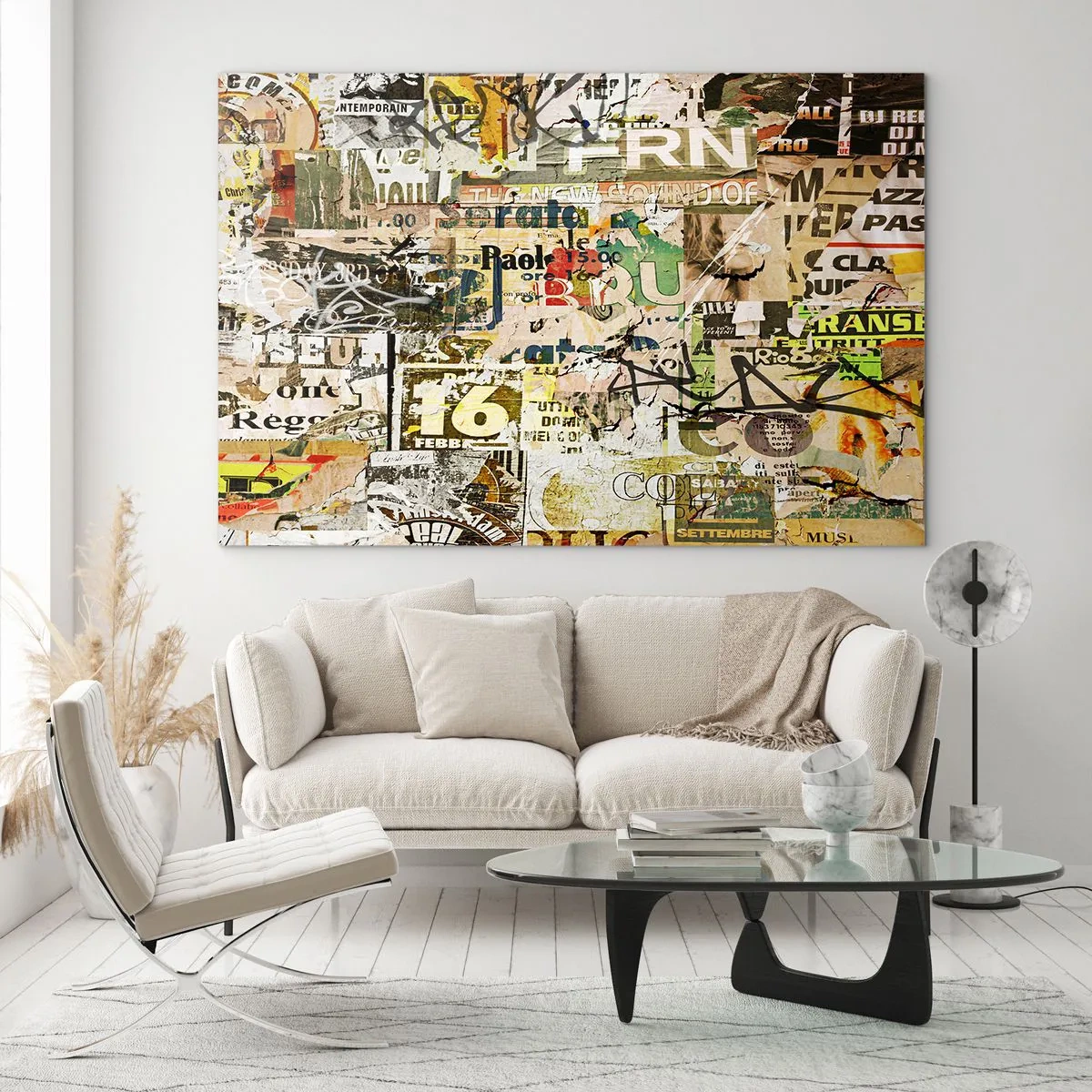 Quadro su vetro - Una composizione artistica di manifesti, iscrizioni e graffiti - 70x50cm - Qualcosa sta succedendo… - Decorazione murale moderna per soggiorno e camera da letto ARTTOR
