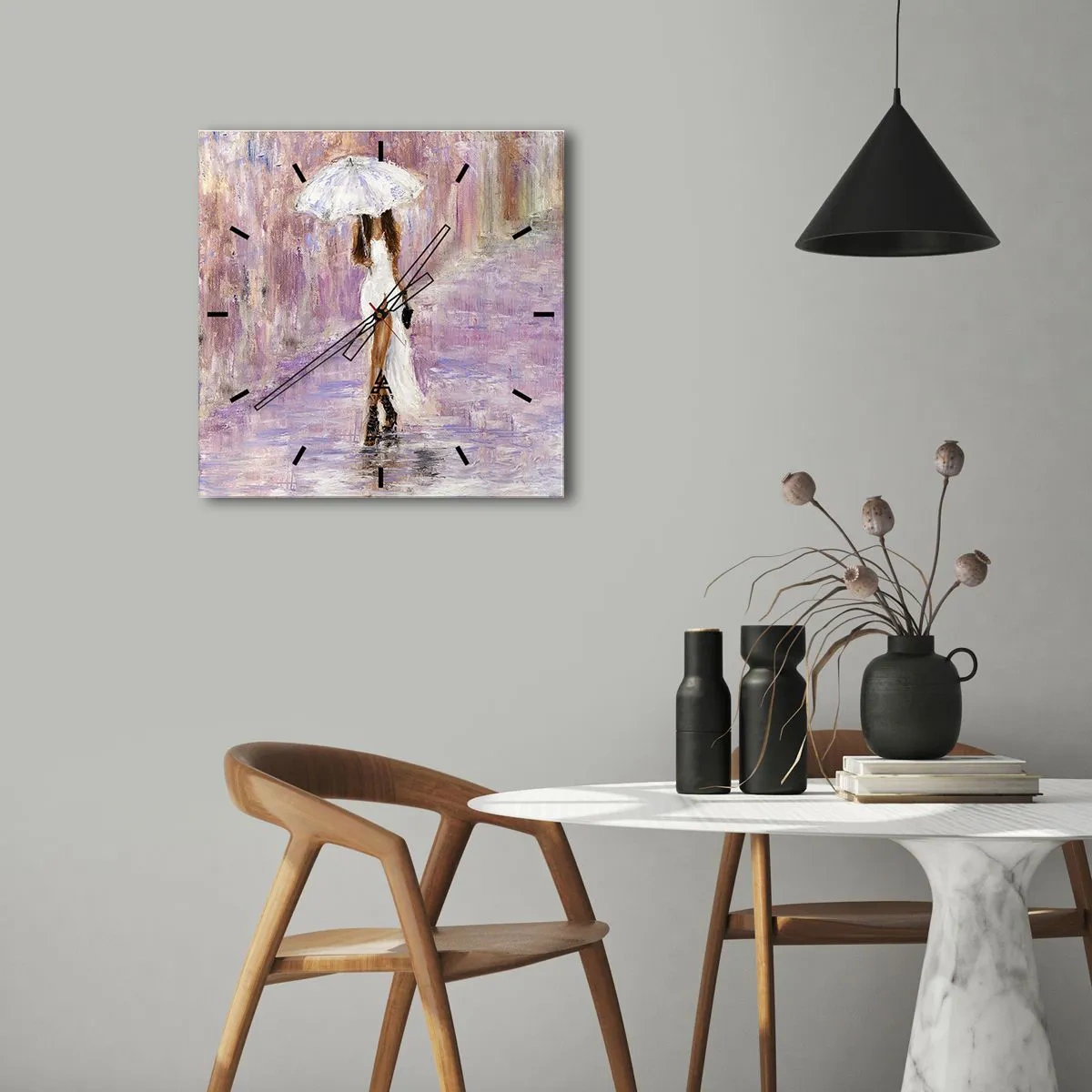 Orologio da parete - Orologio in Vetro - Una donna con un ombrello che cammina sotto la pioggia nei toni del lilla - 30x30cm - Nella pioggia lilla - Decorazione murale moderna per soggiorno e camera da letto ARTTOR