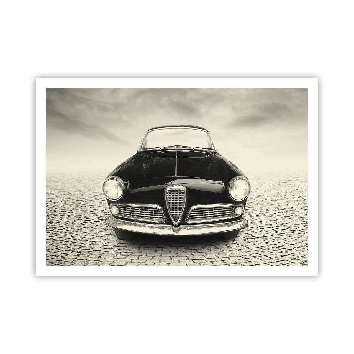Poster - Un'auto d'epoca su una piazza di ciottoli in stile monocromatico - 100x70cm - Come non amarmi? - Decorazione murale moderna per soggiorno e camera da letto ARTTOR