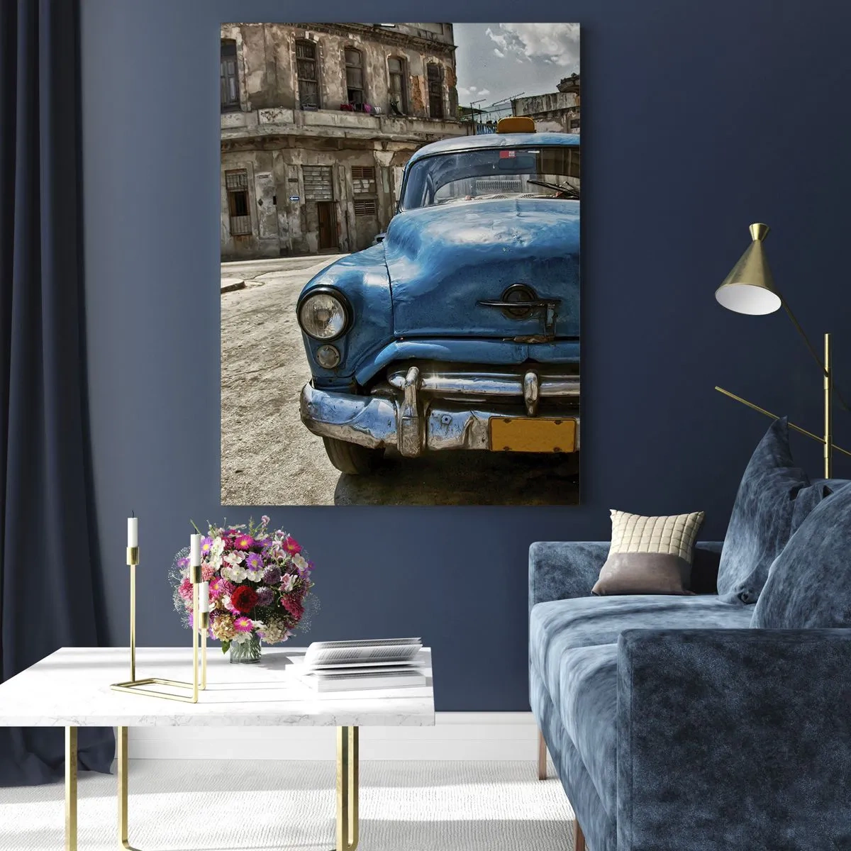 Quadro su vetro - Una vecchia macchina blu sulla strada in stile retrò - 80x120cm - Antico è bello - Decorazione murale moderna per soggiorno e camera da letto ARTTOR