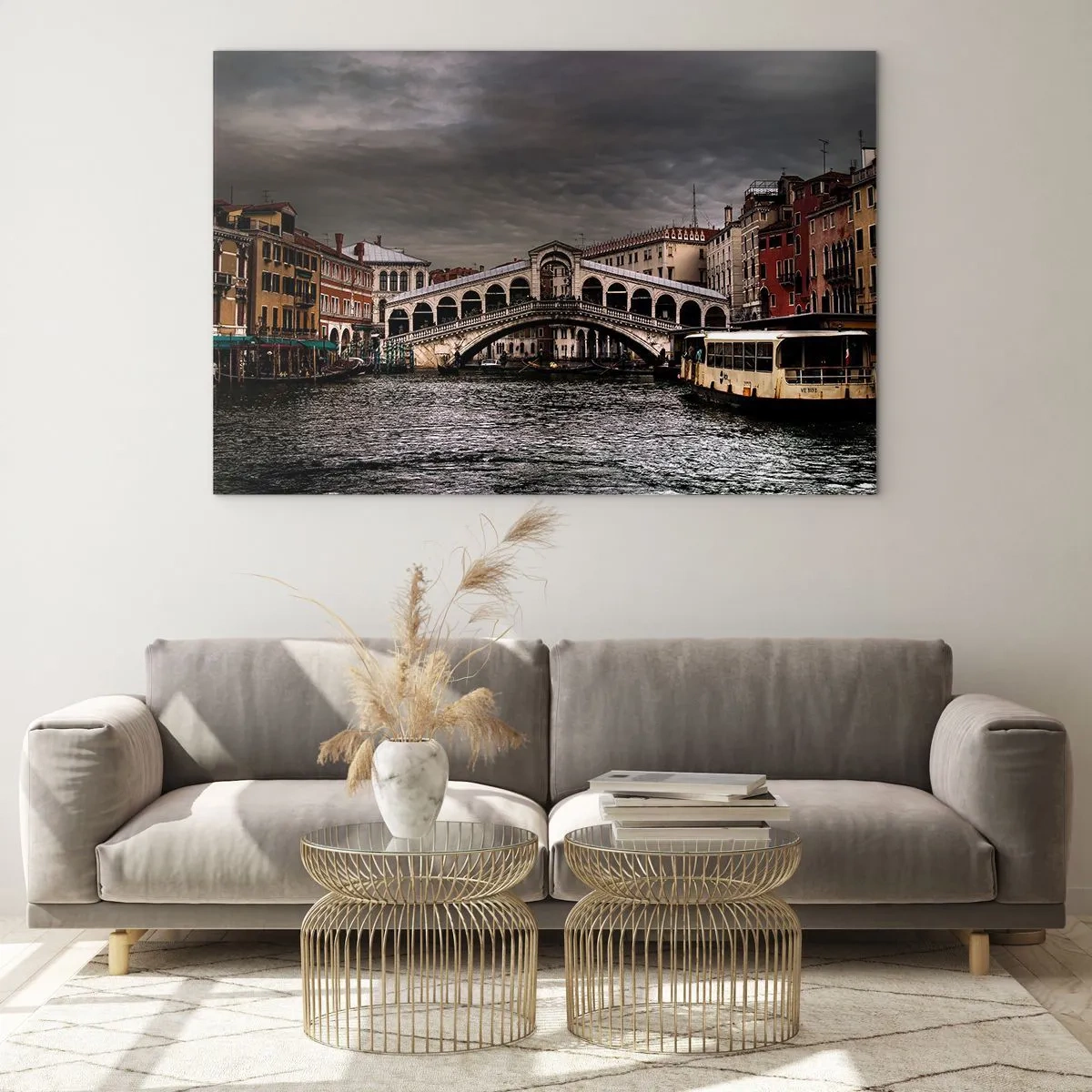 Quadro su vetro - Il Ponte di Rialto contro un cielo nuvoloso - 70x50cm - Promessa di una sera a Venezia - Decorazione murale moderna per soggiorno e camera da letto ARTTOR