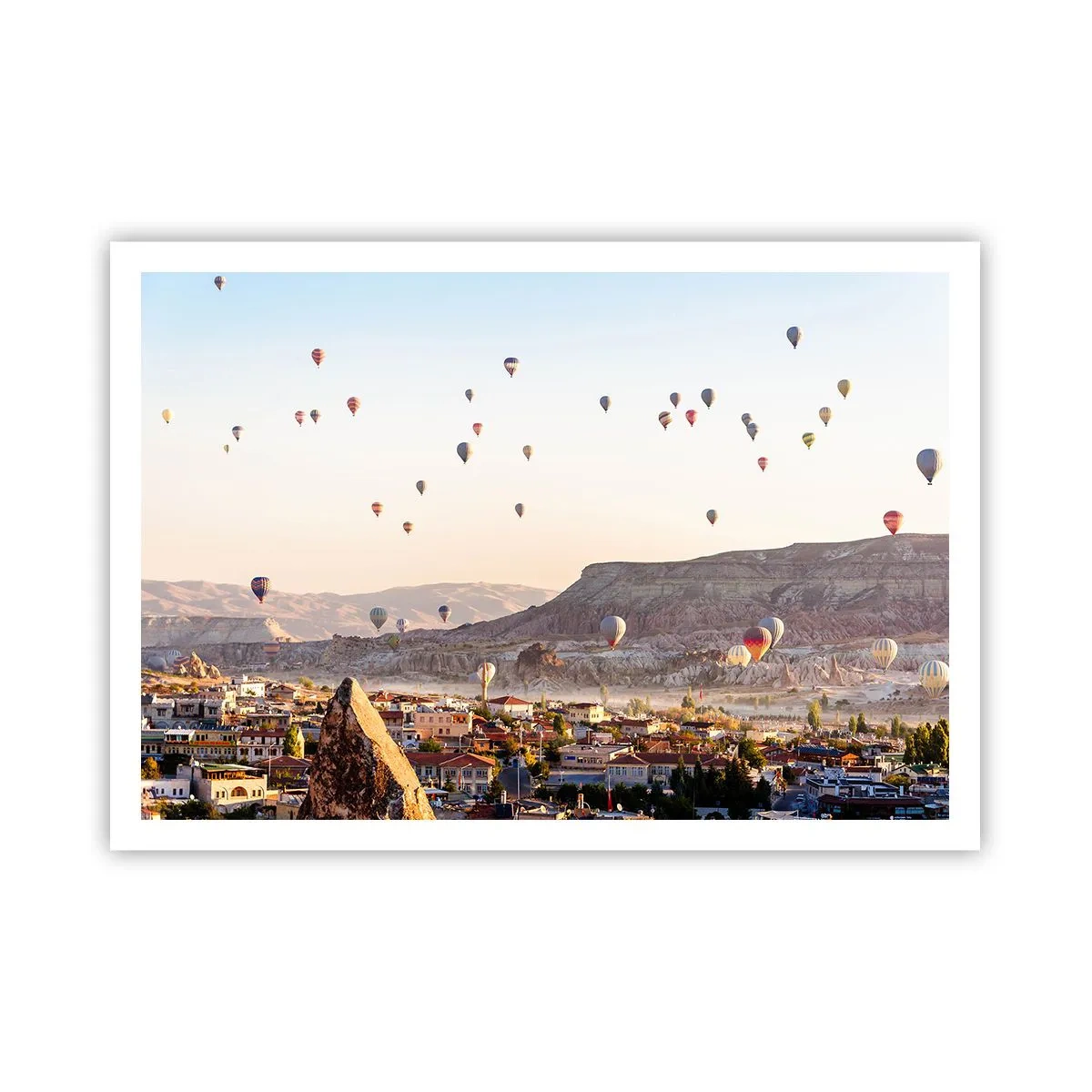 Poster - Cappadocia con mongolfiere sullo sfondo di pittoresche colline - 100x70cm - Come navi nel cielo - Decorazione murale moderna per soggiorno e camera da letto ARTTOR