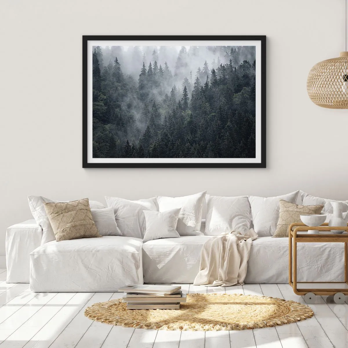 Poster in cornice nera - Foresta di conifere nebbiosa nei toni del grigio e del verde - 100x70cm - Alba nel bosco - Decorazione murale moderna per soggiorno e camera da letto ARTTOR