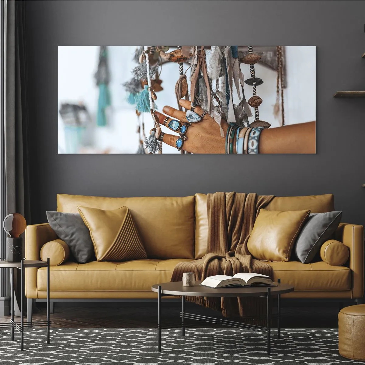 Quadro su vetro - Una mano adornata con gioielli boho con decorazioni sullo sfondo - 140x50cm - Tesori locali - Decorazione murale moderna per soggiorno e camera da letto ARTTOR