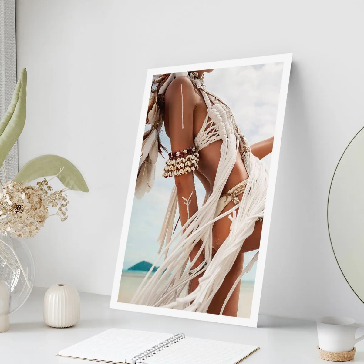 Poster - Donna in stile etnico sulla spiaggia - 50x70cm - La sacerdotessa del sole - Decorazione murale moderna per soggiorno e camera da letto ARTTOR