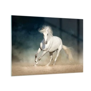 Quadro su vetro - Un cavallo bianco che galoppa sulla sabbia contro un cielo scuro. - 70x50cm - Libertà allo stato puro - Decorazione murale moderna per soggiorno e camera da letto ARTTOR