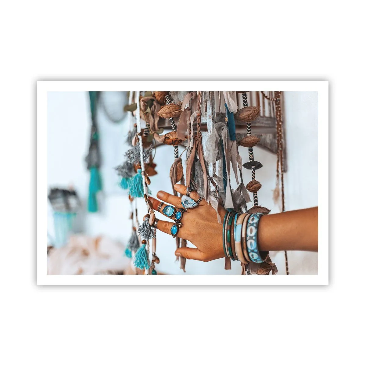 Poster - Una mano adornata con gioielli boho con decorazioni sullo sfondo - 100x70cm - Tesori locali - Decorazione murale moderna per soggiorno e camera da letto ARTTOR