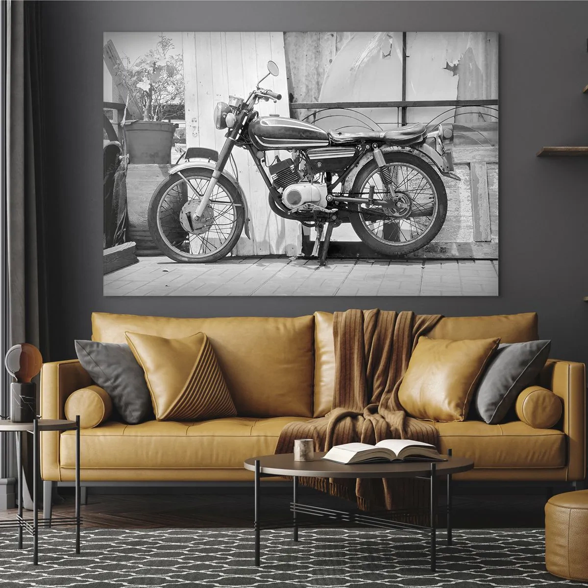 Quadro su vetro - Una motocicletta in stile retrò appoggiata a un muro di legno - 120x80cm - La classicità sopra a tutto - Decorazione murale moderna per soggiorno e camera da letto ARTTOR
