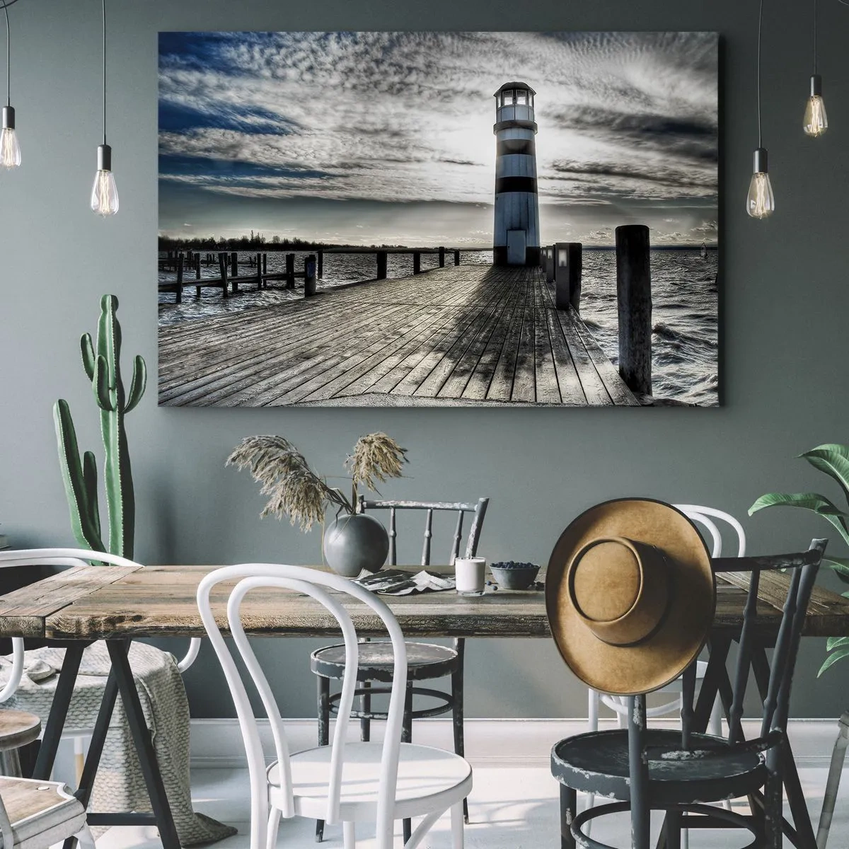 Quadro su tela - Stampe su Tela - Faro su un molo di legno con vista sul mare. - 100x70cm - Marinai, vi aspettiamo - Decorazione murale moderna per soggiorno e camera da letto ARTTOR