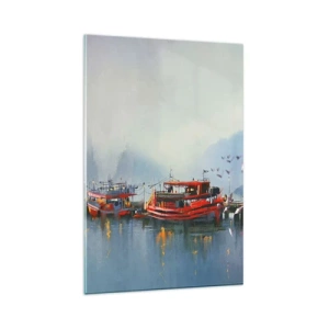 Quadro su vetro - Un porto con barche rosse circondato da un paesaggio nebbioso - 80x120cm - Alla fine del mondo - Decorazione murale moderna per soggiorno e camera da letto ARTTOR