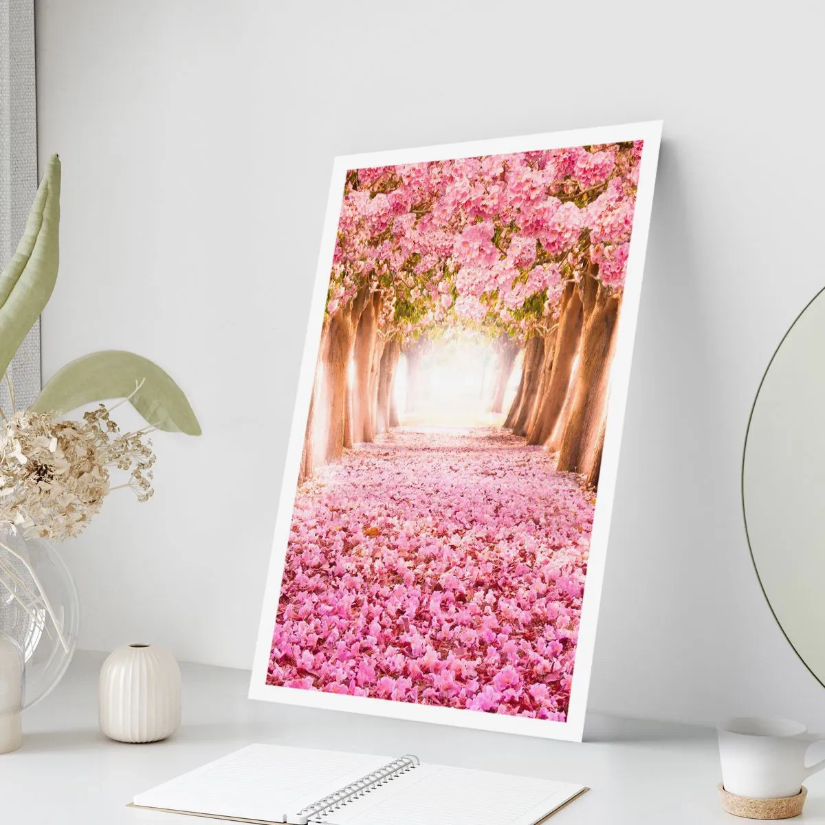 Poster - Un viale di ciliegi con un tappeto floreale rosa - 50x70cm - La strada verso il paradiso - Decorazione murale moderna per soggiorno e camera da letto ARTTOR