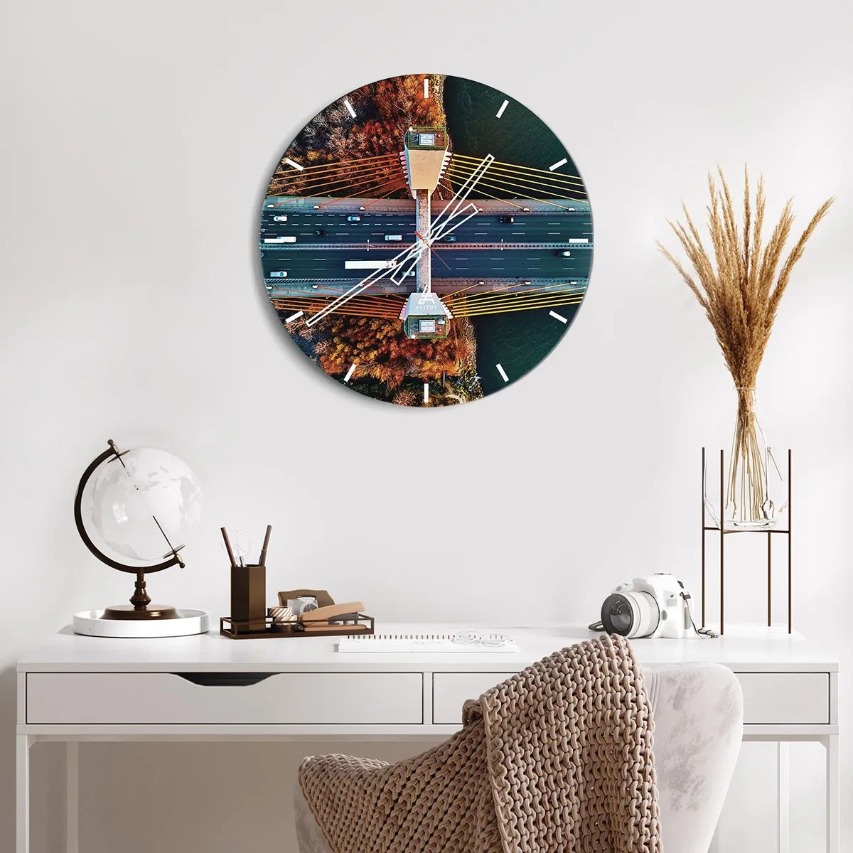 Orologio da parete - Orologio in Vetro - Vista aerea di un ponte di corda sopra un fiume in uno scenario autunnale - 30x30cm - Oltre il fiume, oltre il bosco - Decorazione murale moderna per soggiorno, cucina e camera da letto ARTTOR