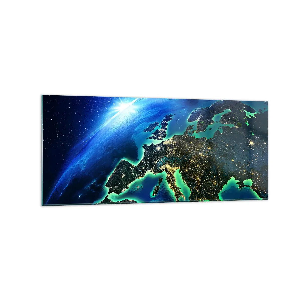 Quadro su vetro - Una vista di Europa dallo spazio, alla luce del sole nascente. - 120x50cm - L'Europa scintillante - Decorazione murale moderna per soggiorno e camera da letto ARTTOR