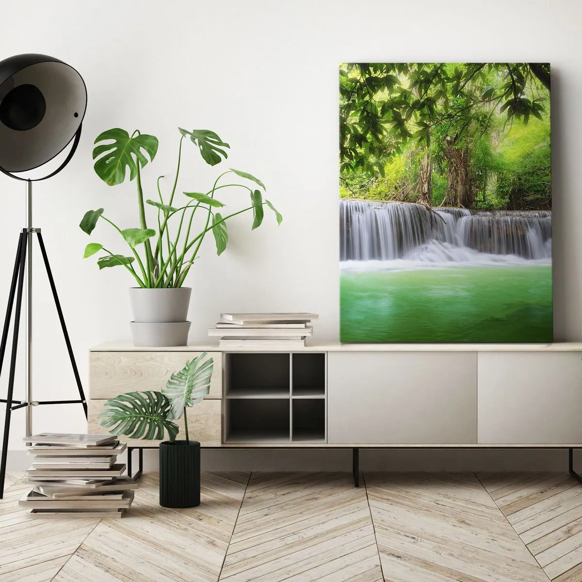 Quadro su tela - Stampe su Tela - Una cascata verde circondata da una fitta vegetazione tropicale - 70x100cm - Cascata nel verde - Decorazione murale moderna per soggiorno e camera da letto ARTTOR