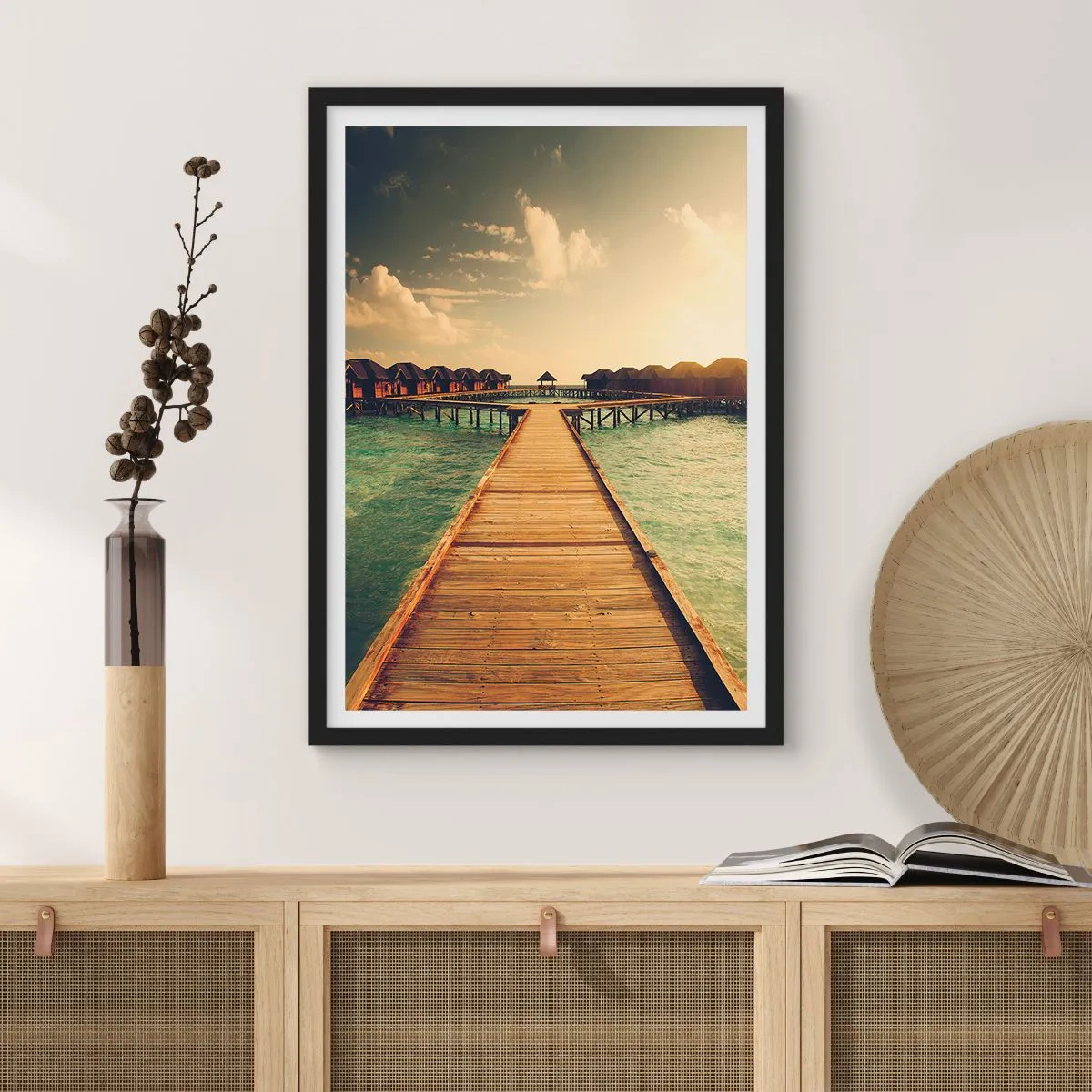 Poster in cornice nera - Molo di legno che conduce alle case sull'acqua al tramonto - 50x70cm - Caldo invito - Decorazione murale moderna per soggiorno e camera da letto ARTTOR