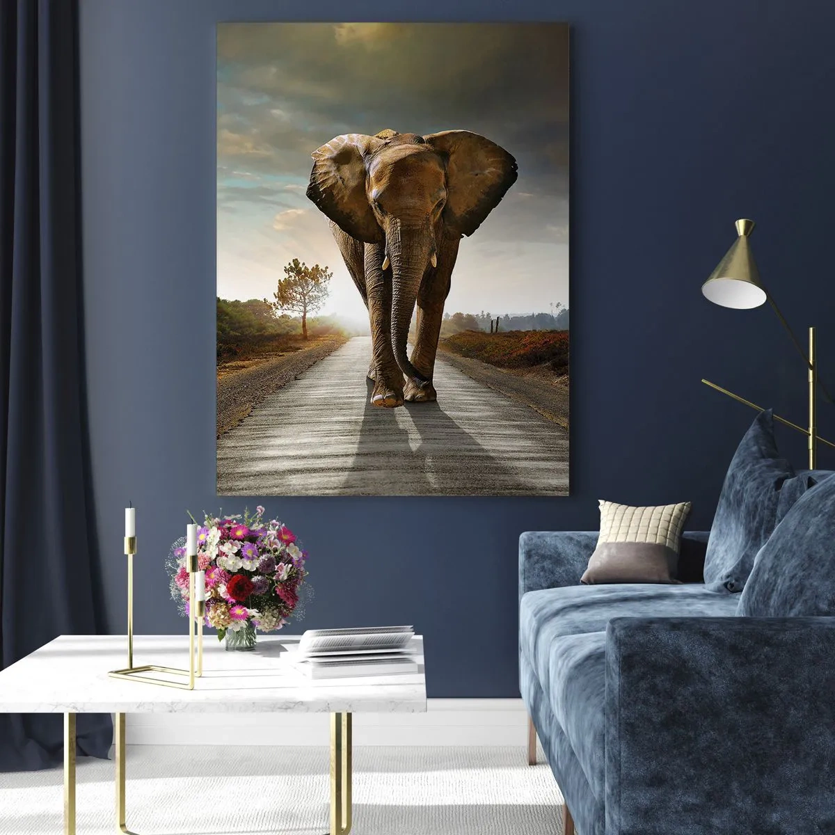 Quadro su vetro - Un elefante che cammina lungo la strada al tramonto - 50x70cm - E non nel negozio di cristalli - Decorazione murale moderna per soggiorno e camera da letto ARTTOR