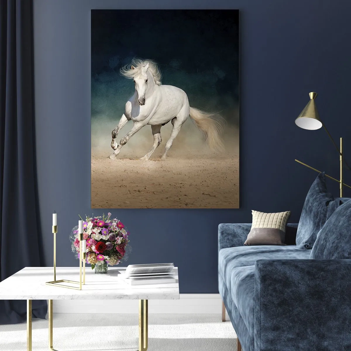 Quadro su vetro - Un cavallo bianco che galoppa sulla sabbia contro un cielo scuro. - 50x70cm - Libertà allo stato puro - Decorazione murale moderna per soggiorno e camera da letto ARTTOR