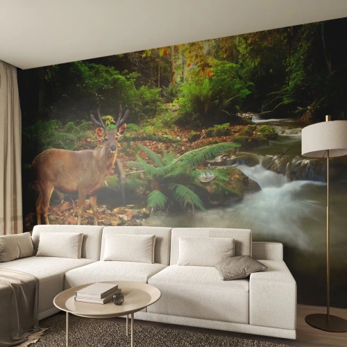 Fotomurali Standard Eco - Un cervo vicino a un ruscello in una fitta foresta tropicale - 100x70cm - Benvenuto nel mio mondo - Decorazione murale moderna per soggiorno e camera da letto ARTTOR