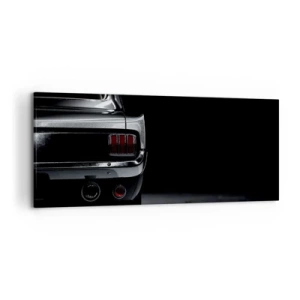 Quadro su tela - Stampe su Tela - Un'immagine in bianco e nero della parte posteriore di un'auto d'epoca su uno sfondo scuro. - 120x50cm - Il fascino del classico - Decorazione murale moderna per soggiorno e camera da letto ARTTOR
