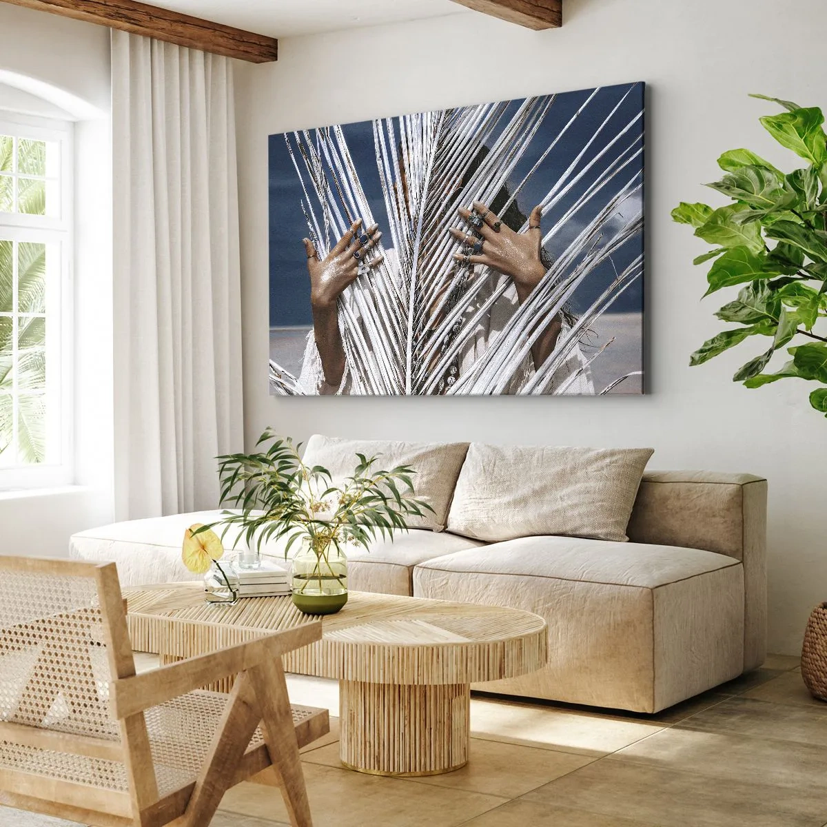 Quadro su tela - Stampe su Tela - Una donna nascosta dietro foglie di palma con anelli alle mani. - 120x80cm - La ragazza dello sciamano? - Decorazione murale moderna per soggiorno e camera da letto ARTTOR