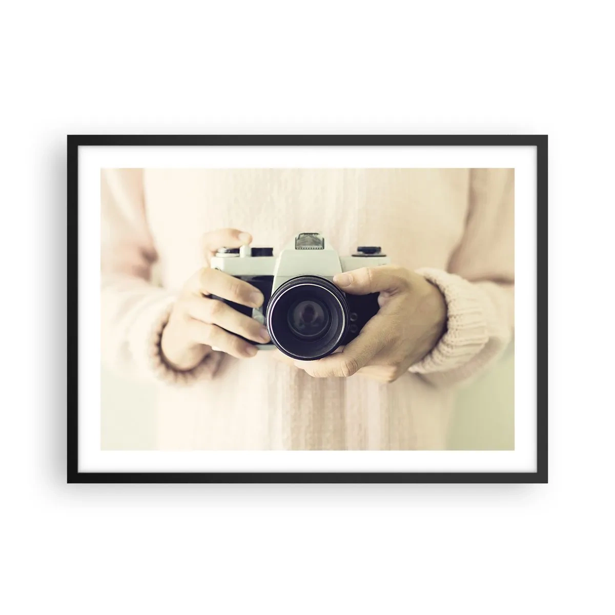Poster in cornice nera - Macchina fotografica retrò tenuta in mano su uno sfondo chiaro - 70x50cm - Per vedere meglio... - Decorazione murale moderna per soggiorno e camera da letto ARTTOR