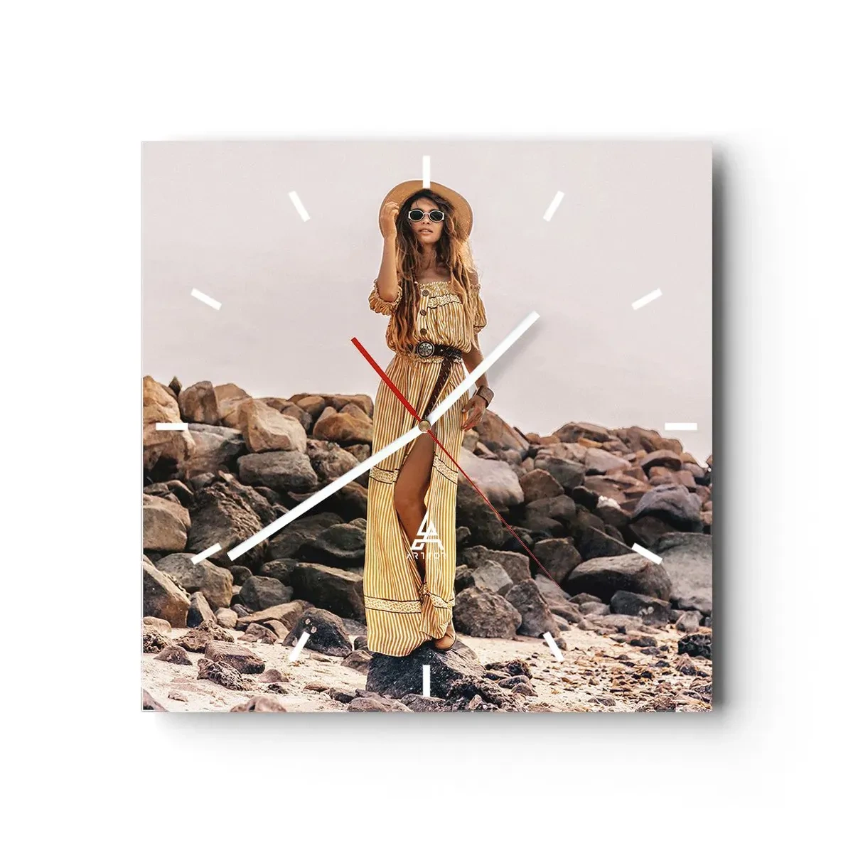Orologio da parete - Orologio in Vetro - Una donna in stile boho sullo sfondo di una spiaggia rocciosa - 30x30cm - La magia delle pietre - Decorazione murale moderna per soggiorno e camera da letto ARTTOR