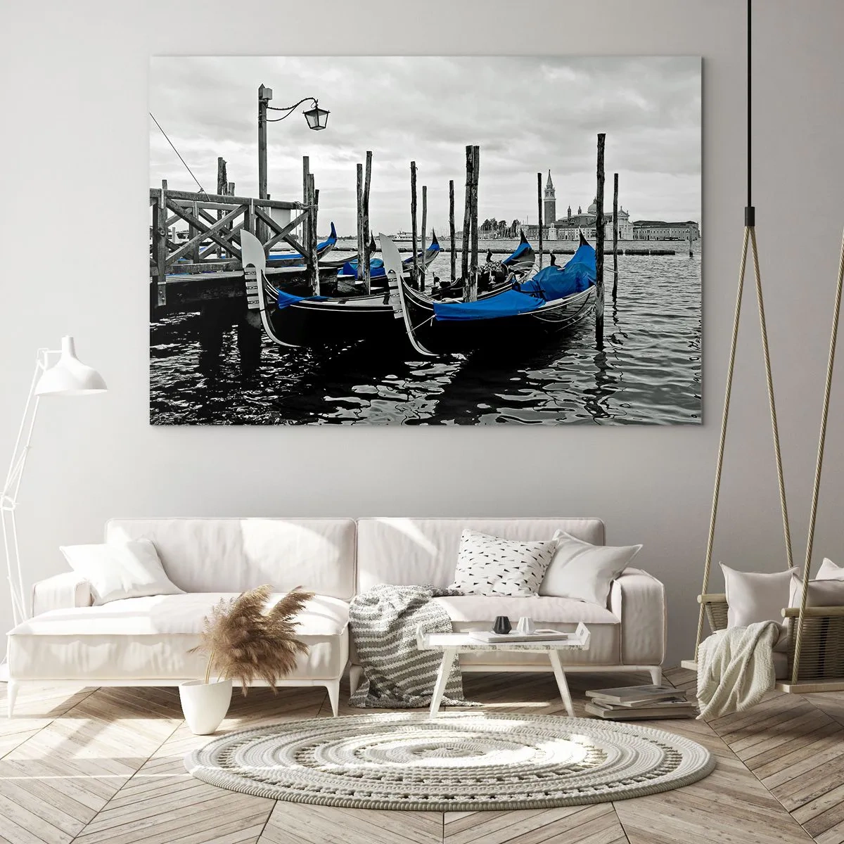 Quadro su vetro - Gondole blu sullo sfondo del paesaggio veneziano - 120x80cm - Venezia pensierosa - Decorazione murale moderna per soggiorno e camera da letto ARTTOR
