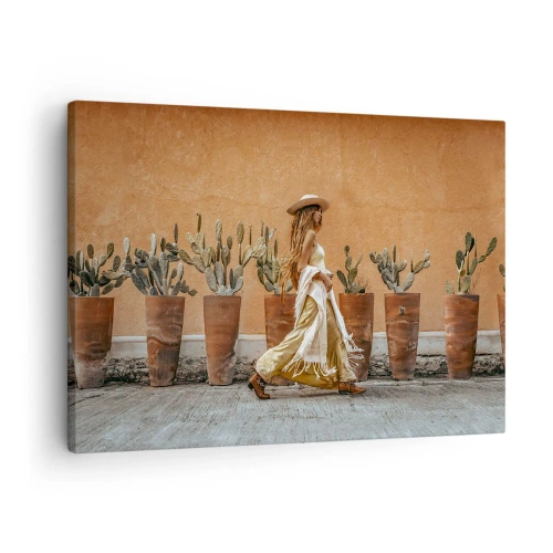 Quadro su tela - Stampe su Tela - Una donna in stile boho con vasi di cactus sullo sfondo. - 70x50cm - In stile hippy - Decorazione murale moderna per soggiorno e camera da letto ARTTOR