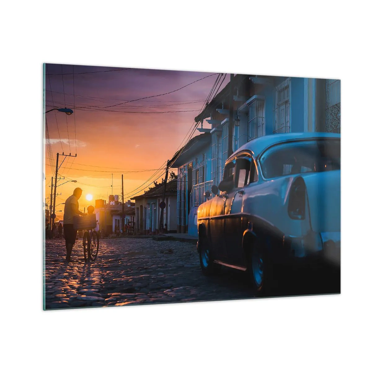 Quadro su vetro - Strada suggestiva con un'auto d'epoca al tramonto - 100x70cm - Qui il tempo rallenta - Decorazione murale moderna per soggiorno e camera da letto ARTTOR