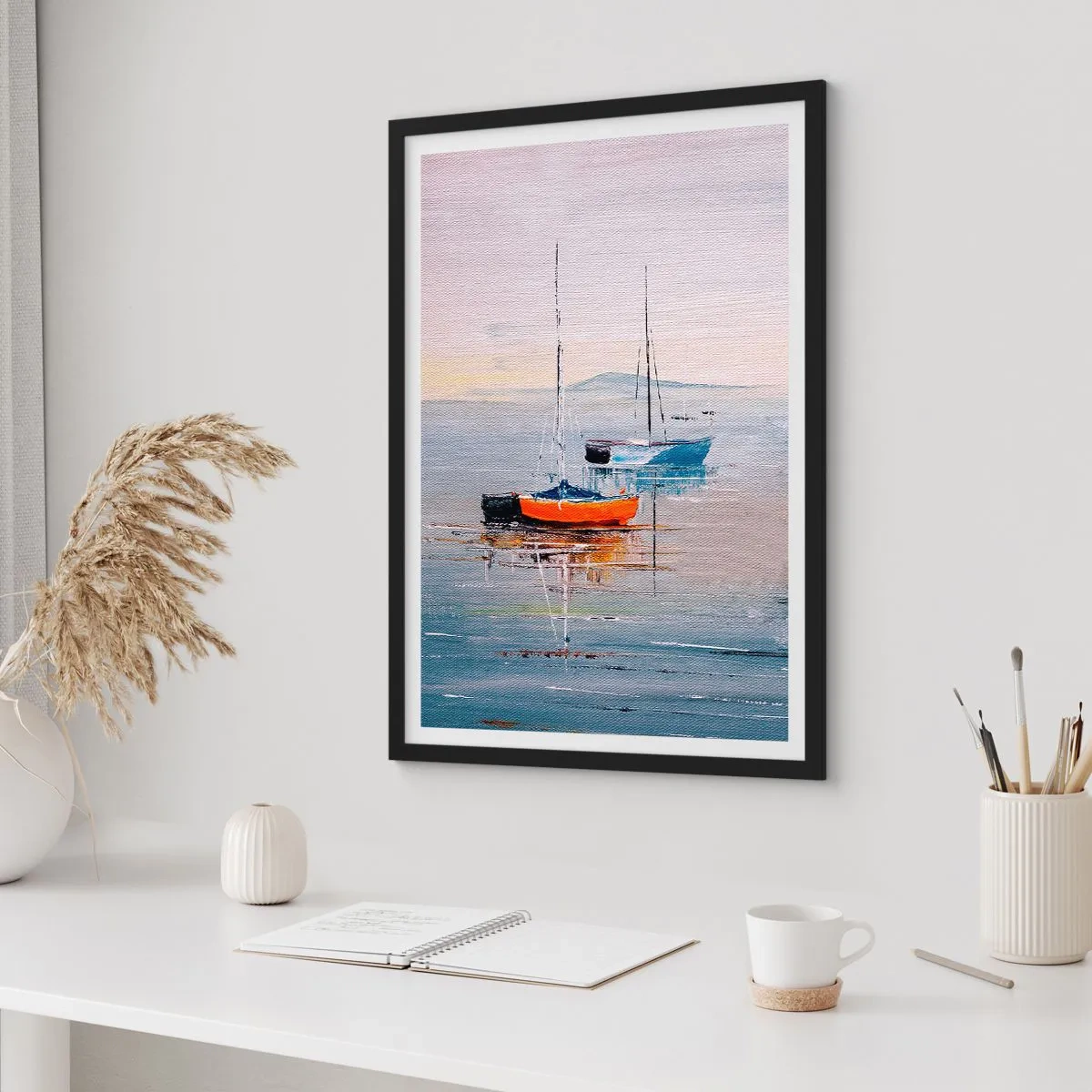 Poster in cornice nera - Barche a vela in acque calme - 50x70cm - Meritato riposo - Decorazione murale moderna per soggiorno e camera da letto ARTTOR