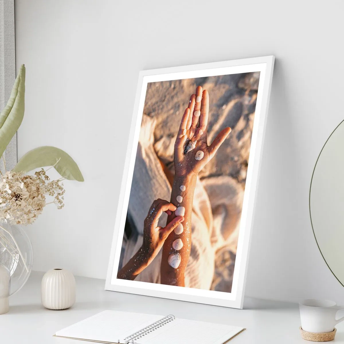 Poster in cornice bianca - La bellezza a portata di mano - 70x100 cm