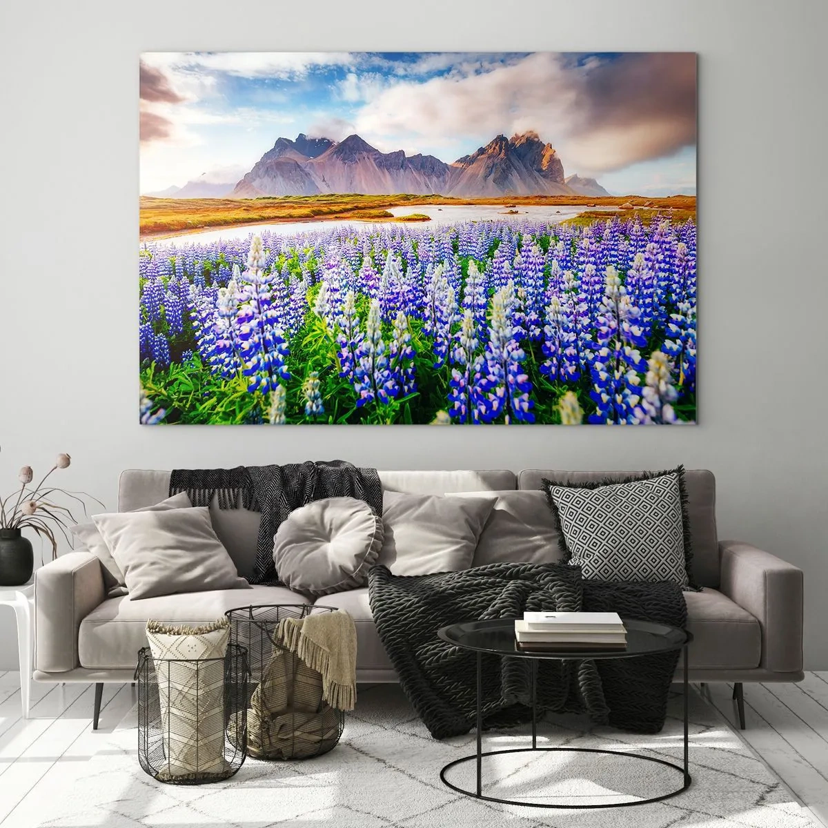 Quadro su vetro - Un paesaggio montano con un prato fiorito e cime maestose - 120x80cm - Forza e asprezza accanto alla mitezza - Decorazione murale moderna per soggiorno e camera da letto ARTTOR